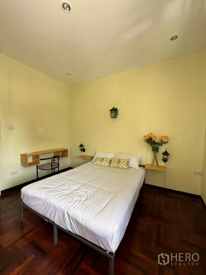 สำนักงานที่บ้าน ให้เช่าในSuan Luang, Bangkok - ห้องนอนพร้อมเตียง มุมนั่งทำงาน และพื้นไม้