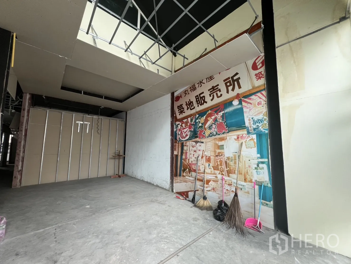 พื้นที่ขายปลีก ให้เช่าในWatthana, Bangkok - โถงภายในสูงโปร่งระหว่างรีโนเวท เพดานเปิดโล่ง มีภาพกราฟิกญี่ปุ่น