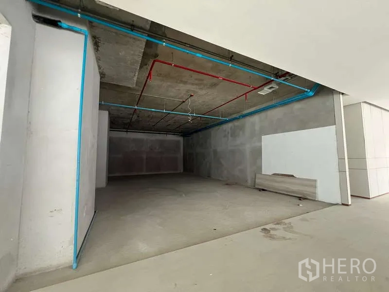 พื้นที่ขายปลีก ให้เช่า - พื้นที่ร้านค้าเปล่า หน้ากว้าง เพดานโชว์ท่อ และผนังคอนกรีต ในย่านพญาไท