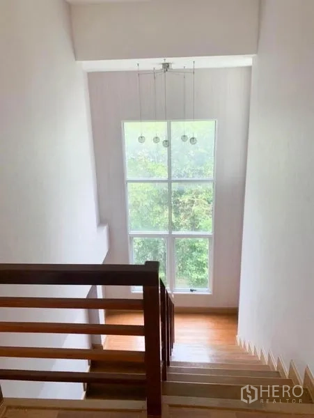 บ้าน ขายในSaphan Sung, Bangkok - บันไดราวไม้และหน้าต่างบานสูงรับแสงธรรมชาติ
