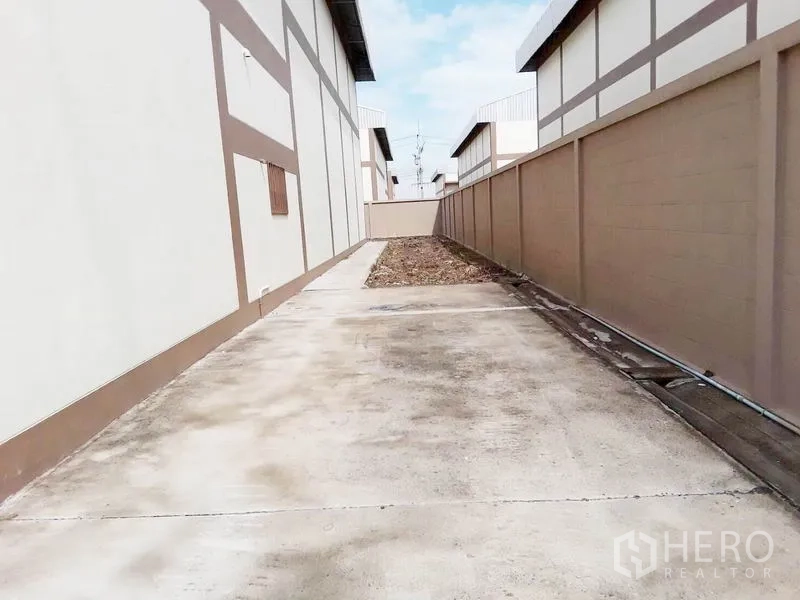โรงงาน ขายในPathum Thani - ทางเข้า–ออกด้านหลังข้างโกดัง พื้นคอนกรีต