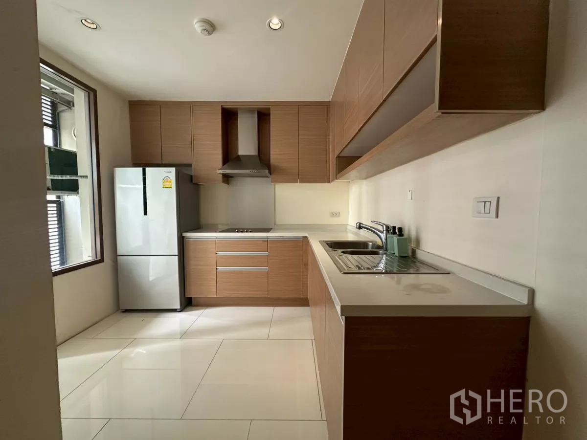 สำนักงาน ให้เช่าในKhlong Toei, Bangkok - ครัวบิวท์อินครบชุด มีเตา ฮูด ตู้เย็น และตู้เก็บของมากมาย