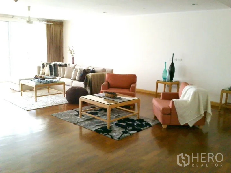 คอนโด ให้เช่าในKhlong Toei, Bangkok - มุมห้องนั่งเล่นอีกด้าน พร้อมชุดโซฟา เก้าอี้ และประตูระเบียงเลื่อน