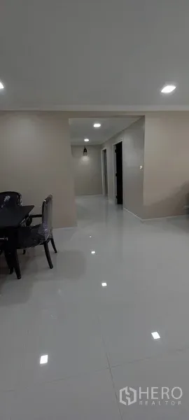 公寓 出租在Watthana, Bangkok - 从餐厅通往卧室的走廊，温暖中性色调。