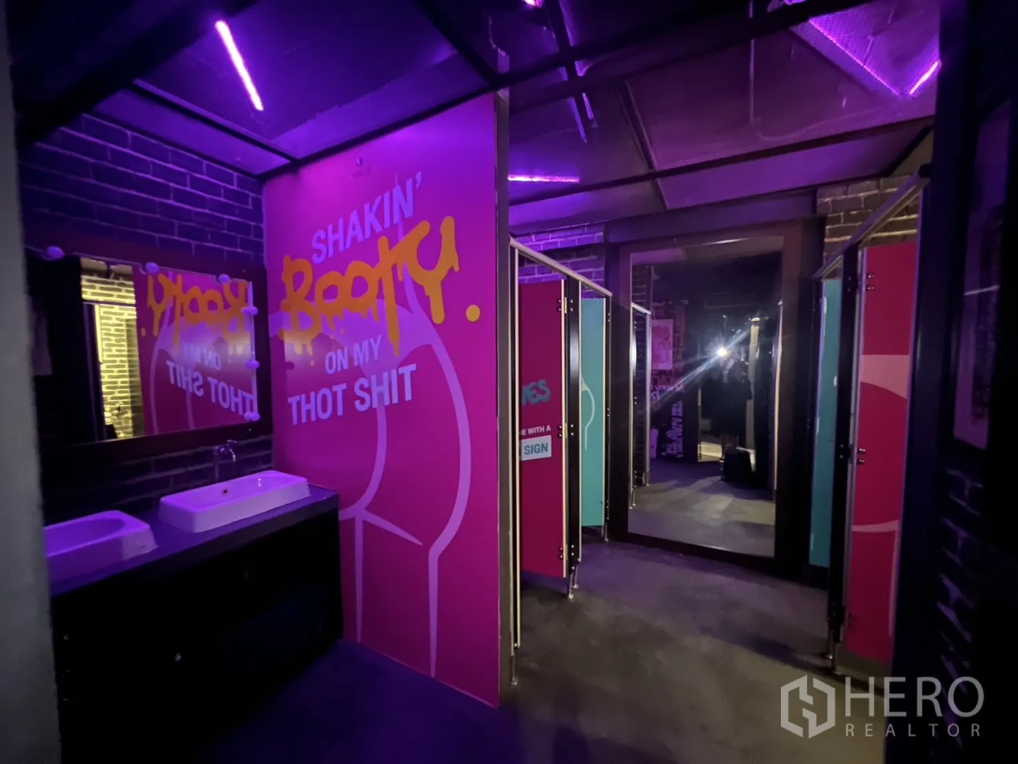 零售空间 出租在Bangkok - 女卫带粉色涂鸦、独立隔间与洗手台