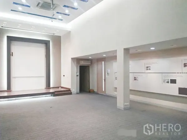 办公空间 出租在Suan Luang, Bangkok - 开放式展示/会议室，挑高天花、筒灯与小型舞台。