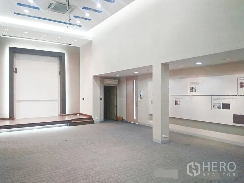 办公空间 出租在Suan Luang, Bangkok - 开放式展示/会议室，挑高天花、筒灯与小型舞台。