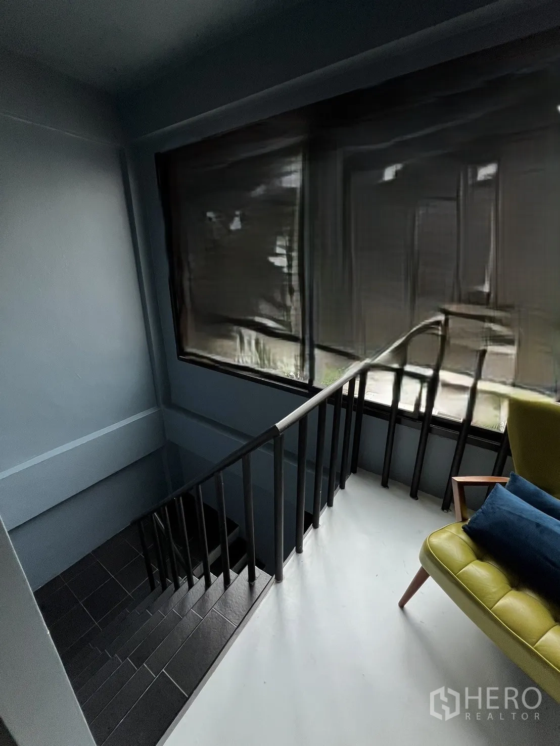 อาคารพาณิชย์ ให้เช่าหรือขายในWatthana, Bangkok - โถงพักบันได หน้าต่างบานใหญ่ เก้าอี้นั่งเล่นข้างบันได