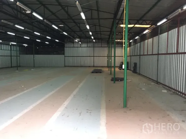 คลังสินค้า ให้เช่าในSaphan Sung, Bangkok - ภายในโกดังแบบเปิดโล่ง ย่านสะพานสูง โครงหลังคาเหล็ก ไฟฟลูออเรสเซนต์สว่าง และพื้นคอนกรีต