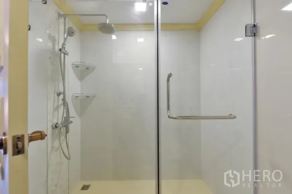 Apartment for rent in Khlong Toei, Bangkok - Glass-enclosed walk-in shower with rain showerhead and handheld sprayer.