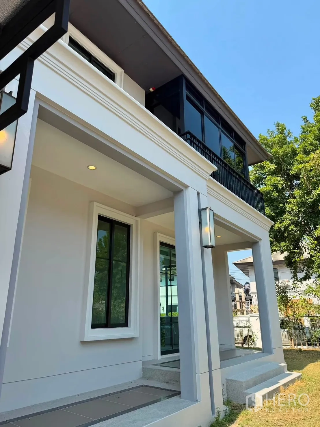 Detached House for rent or sale in Prawet, Bangkok - Front porch with columns and tall windows of the house.