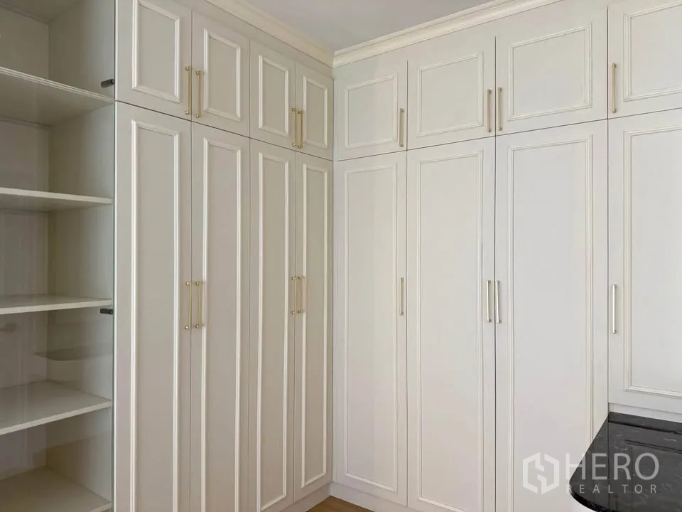 บ้านแฝด for rent in Mueang Samut Prakan, Samut Prakan - ห้องบิวท์อินตู้เสื้อผ้าบานสูงจรดเพดานพร้อมชั้นวางของ