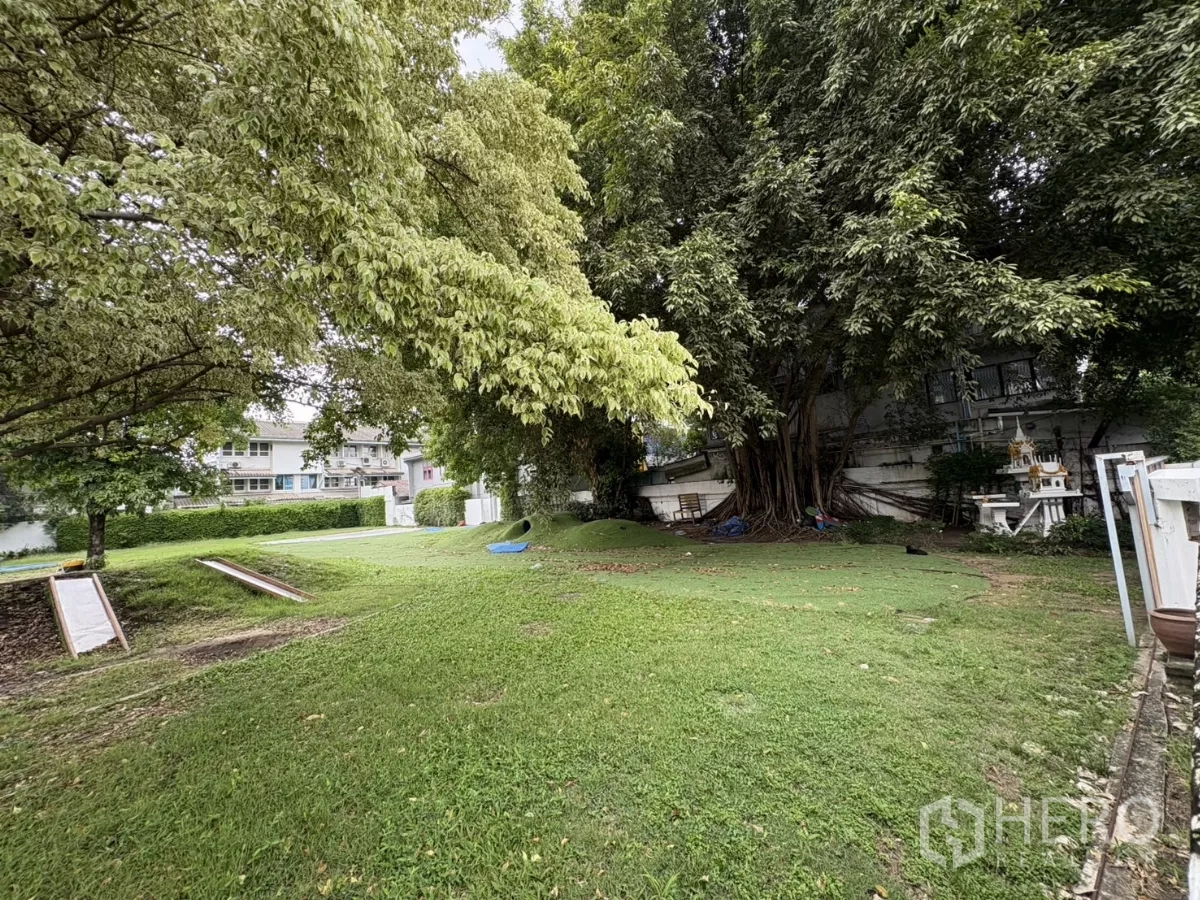 ที่ดิน ให้เช่าในWatthana, Bangkok - สนามหญ้ากว้างกับต้นไทรใหญ่ และศาลเล็กริมกำแพง