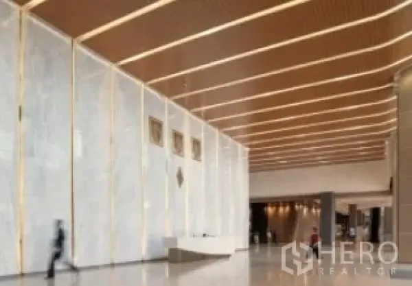 สำนักงาน ให้เช่าในRatchathewi, Bangkok - โถงต้อนรับเพดานสูง ไฟเส้นลินิเออร์ และผนังหินอ่อนสีขาว.