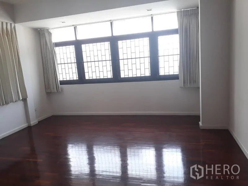 บ้าน ให้เช่าในWatthana, Bangkok - ห้องนอนขนาดใหญ่ หน้าต่างยาวทั้งผนัง ผ้าม่าน และพื้นไม้เงางาม