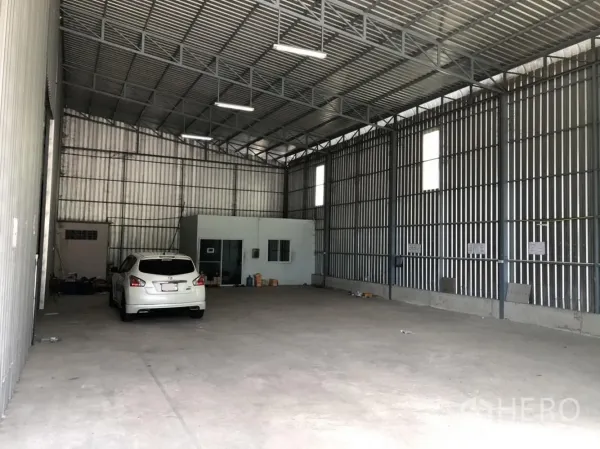 คลังสินค้า ให้เช่าในBang Kruai, Nonthaburi - ภายในโกดังโล่ง เพดานสูงโครงเหล็ก พื้นคอนกรีต