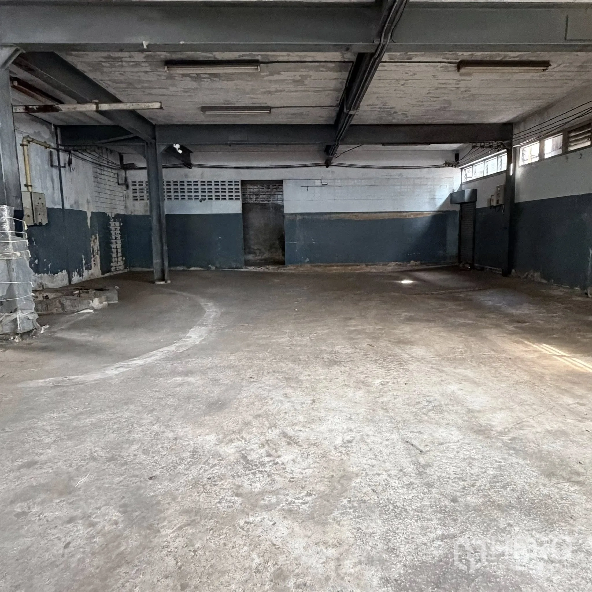 工厂 for rent in Phra Pradaeng, Samut Prakan - 仓库空置空间，混凝土地面、钢柱与高挑天花。