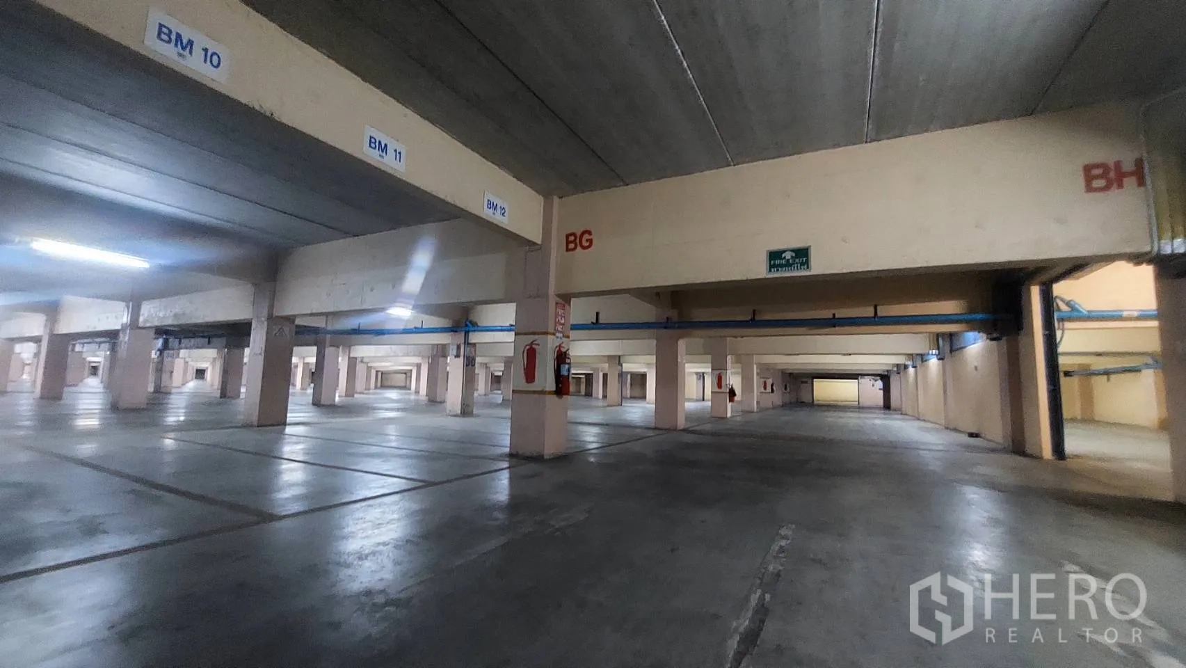 货栈 出租在Mueang Pathum Thani, Pathum Thani - 大型有顶停车区，编号车位、混凝土柱及灭火器。