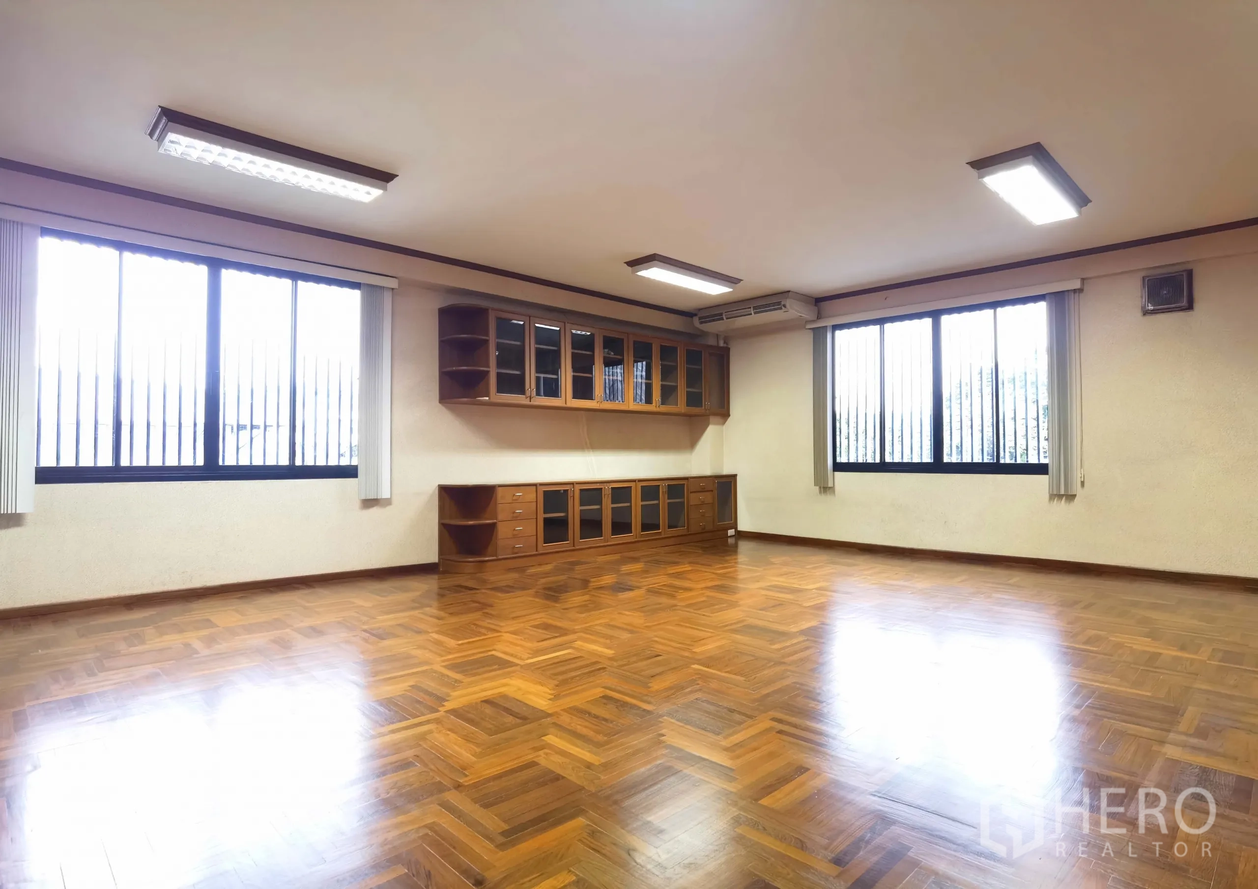 คลังสินค้า ให้เช่าในSamut Prakan - ห้องผู้บริหารมุมอาคาร มีตู้เก็บของบิลท์อินจำนวนมากและหน้าต่างสองด้าน