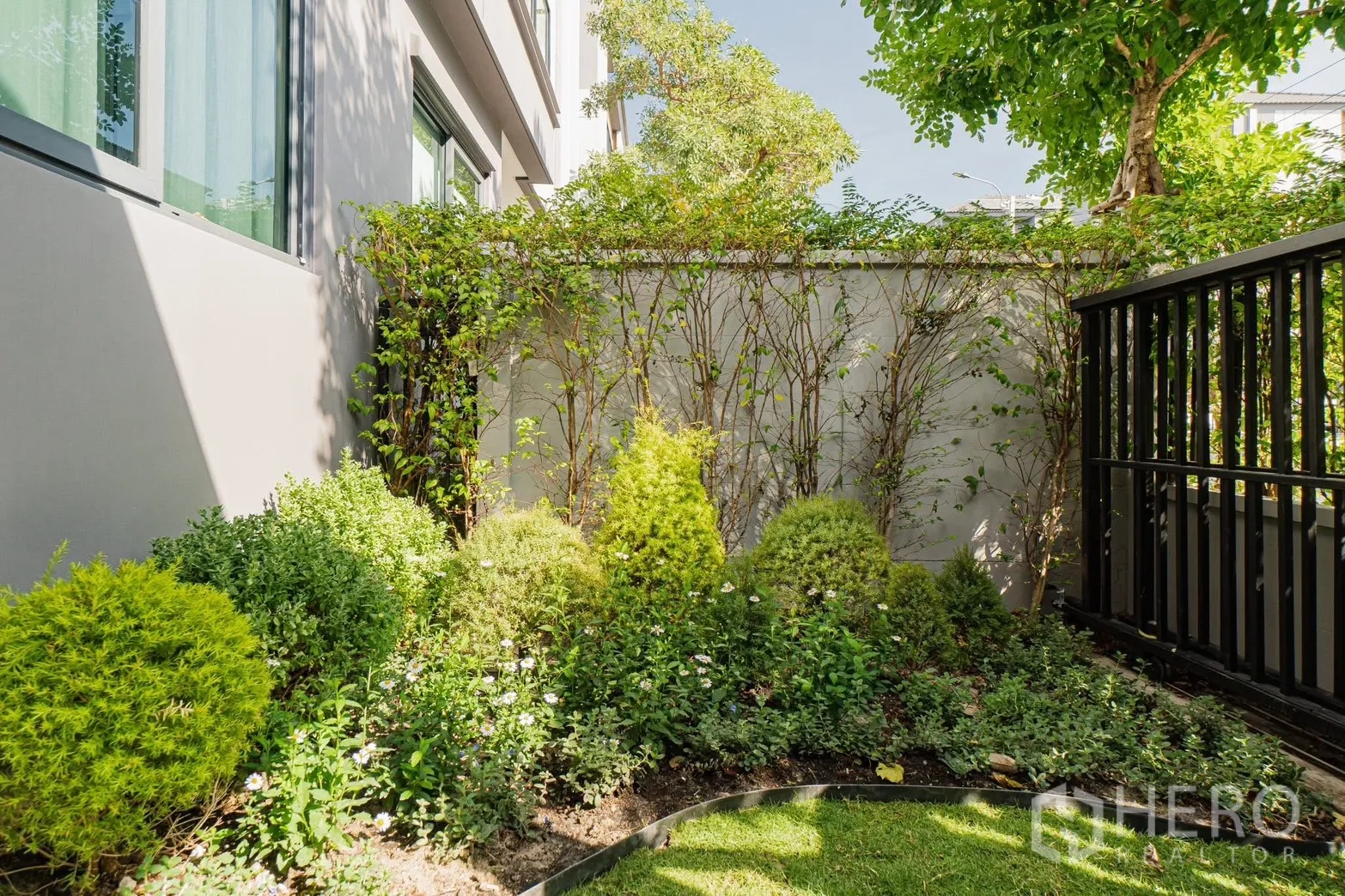 บ้าน ให้เช่าหรือขายในPrawet, Bangkok - สวนตกแต่งขนาดเล็ก หน้าบ้านมีไม้พุ่มและดอกไม้