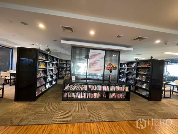 公寓 出租在Sathon, Bangkok - 住户图书室，墙面书架与阅读桌椅