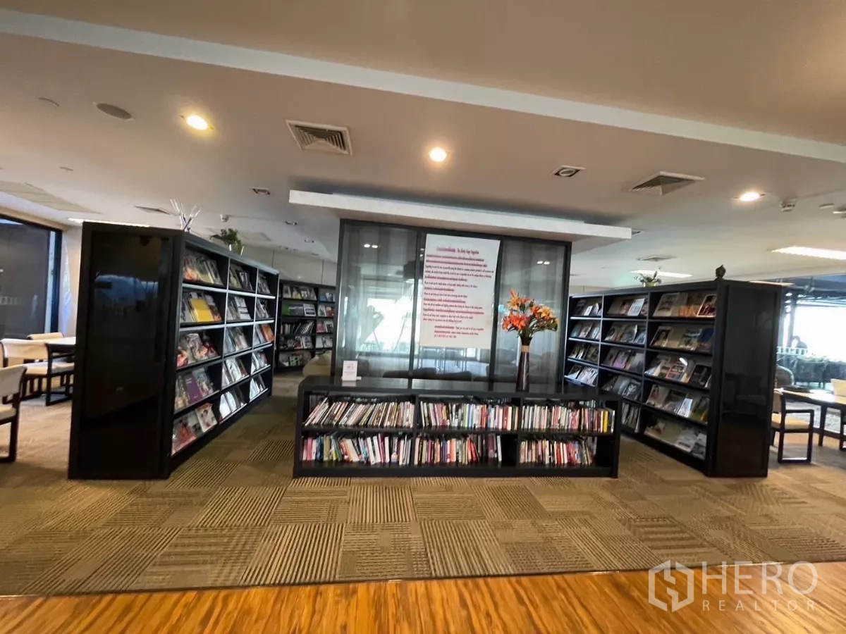 公寓 出租在Sathon, Bangkok - 住户图书室，墙面书架与阅读桌椅