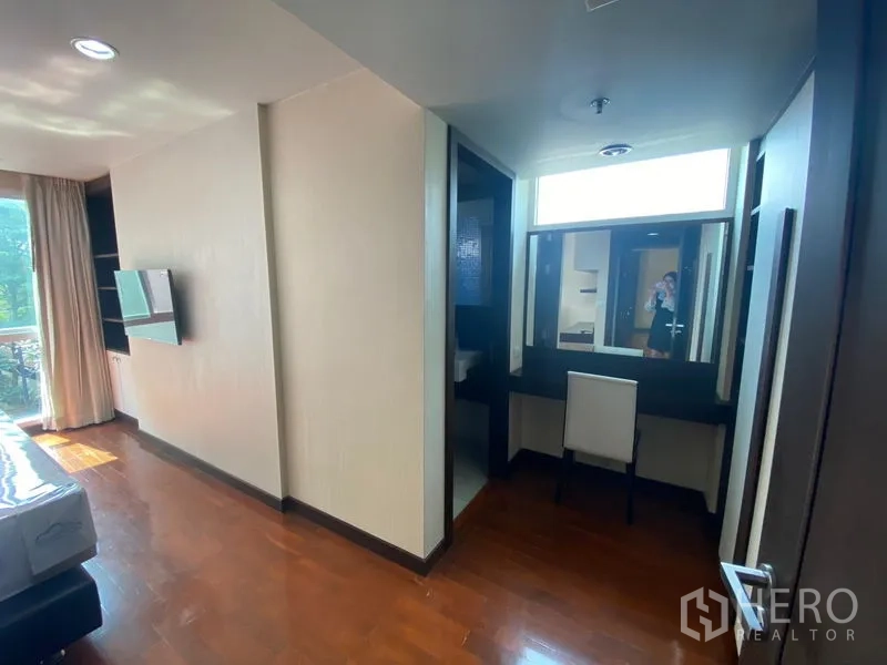 คอนโด ให้เช่าในWatthana, Bangkok - โถงห้องนอนพร้อมโต๊ะเครื่องแป้งและทางเข้าห้องน้ำในตัว รับแสงธรรมชาติจากหน้าต่าง