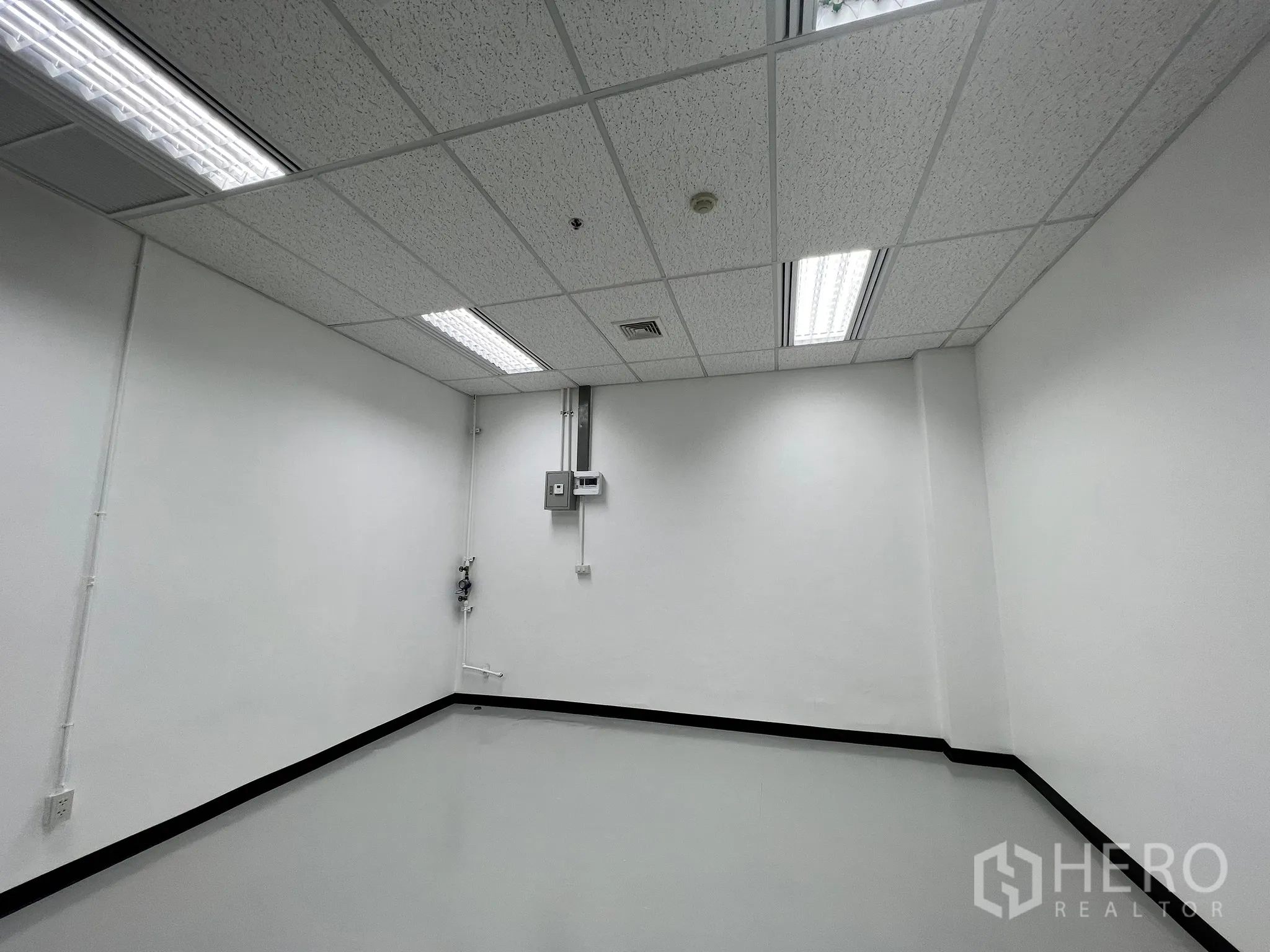 พื้นที่ขายปลีก ให้เช่าในWatthana, Bangkok - ภายในสีขาวสว่างของร้าน พื้นอีพ็อกซีสีเทา เพดานทีบาร์และไฟส่องสว่าง
