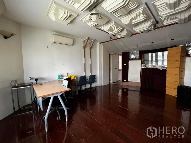 ทาวน์เฮาส์ ให้เช่า - ห้องอเนกประสงค์ เพดานติดแผงซับเสียงและโต๊ะทำงาน