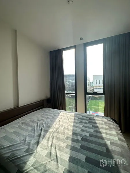 คอนโด ให้เช่าในWatthana, Bangkok - ห้องนอนหน้าต่างเต็มบาน มองเห็นวิวเมืองและสนามกีฬา