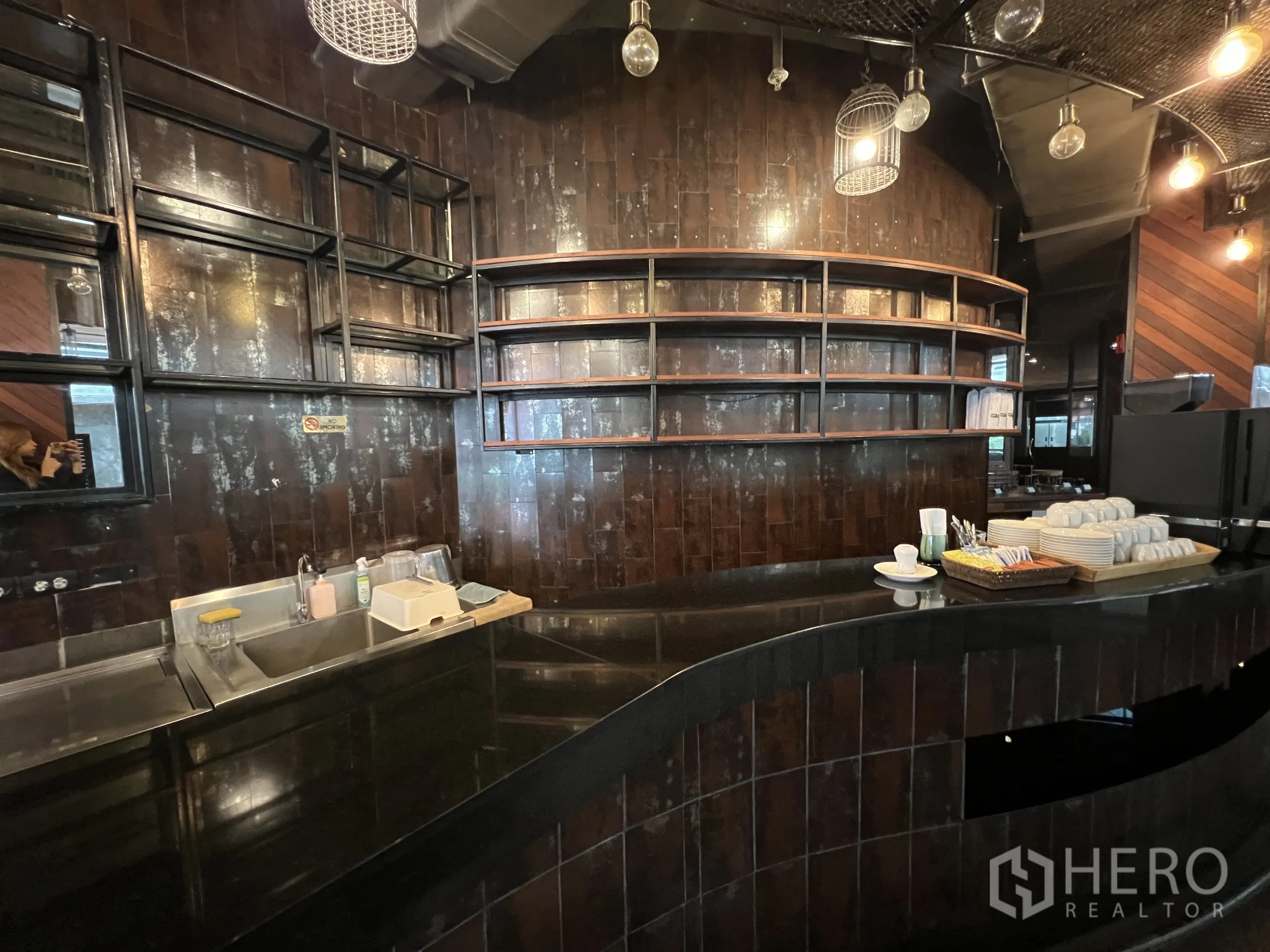 พื้นที่ขายปลีก ให้เช่าในWatthana, Bangkok - บาร์ด้านหลังพร้อมอ่างล้างจานสแตนเลส ชั้นโค้ง และผิวกระเบื้องสีเข้ม