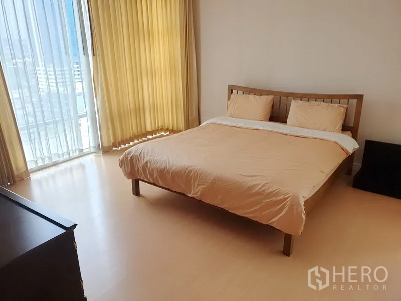 คอนโด ให้เช่าหรือขายในWatthana, Bangkok - ห้องนอนใหญ่มีหน้าต่างบานใหญ่ ผ้าม่านสีอ่อน เตียงคู่ พร้อมวิวสกายไลน์