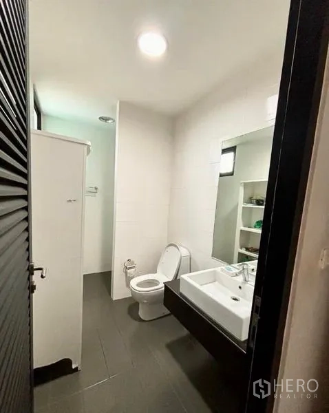 带办公室的家 出租在Watthana, Bangkok - 浴室配坐便器、单洗手台与独立淋浴区