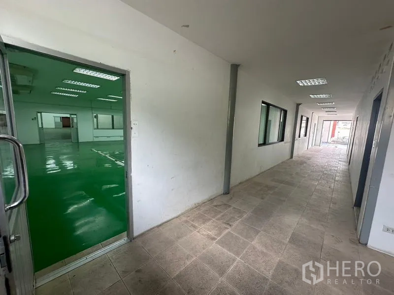 คลังสินค้า ให้เช่าในSuan Luang, Bangkok - โถงภายในมองเห็นห้องควบคุมอุณหภูมิ พื้นสีเขียว