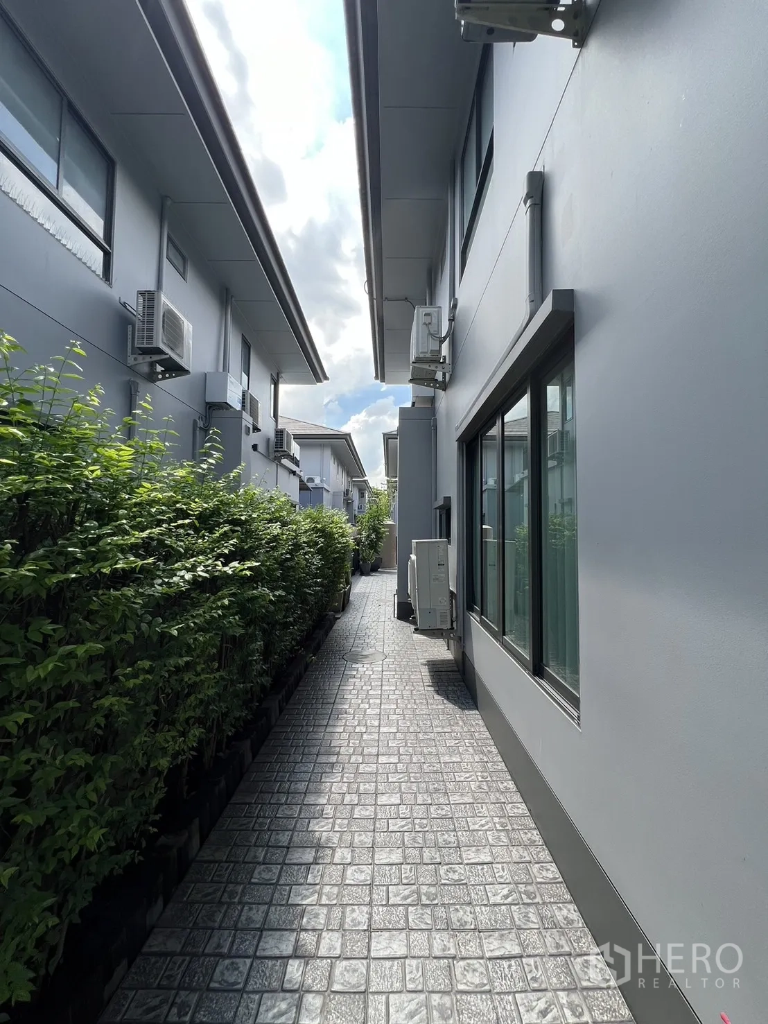 Detached House for rent or sale in Bang Kapi, Bangkok - Long covered passage beside house leading to carport.