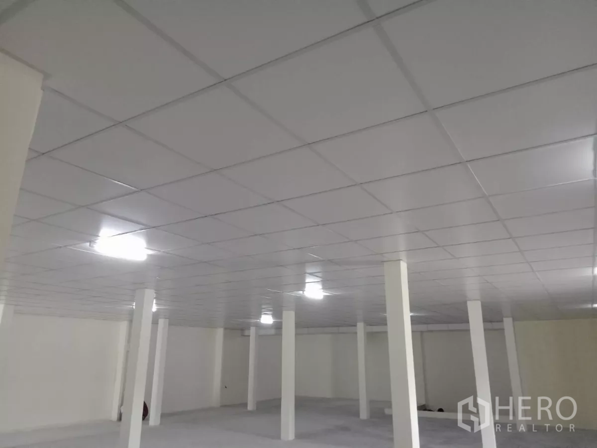 独立式住宅 出租在Phaya Thai, Bangkok - 大开间楼层，吊顶与多根支撑柱。