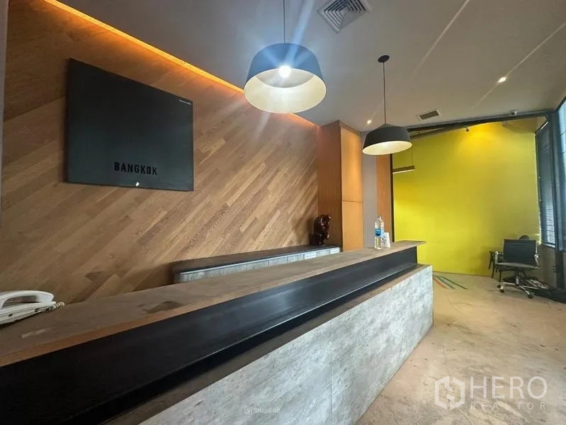 สำนักงาน ให้เช่า - เคาน์เตอร์ต้อนรับสไตล์ลอฟท์ ผนังไม้และโคมแขวน