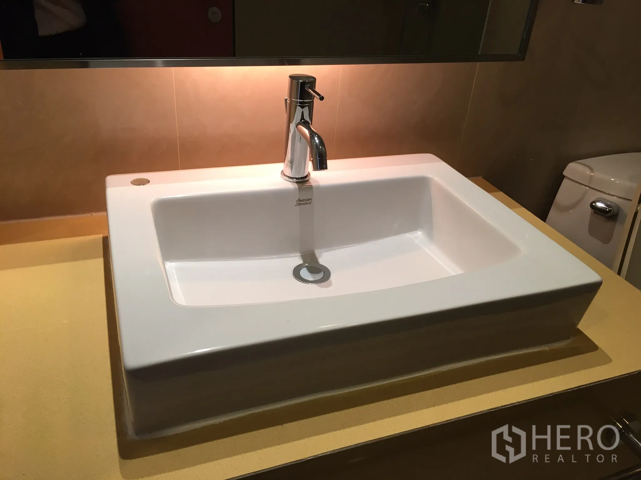 คอนโด ให้เช่าในKhlong Toei, Bangkok - ห้องน้ำโมเดิร์นมีอ่างสี่เหลี่ยมบนเคาน์เตอร์สีเหลืองข้างโถสุขภัณฑ์