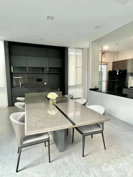 独立式住宅 出租或出售在Bang Phli, Samut Prakan - 餐区配石面餐桌、六把餐椅与深色柜体。