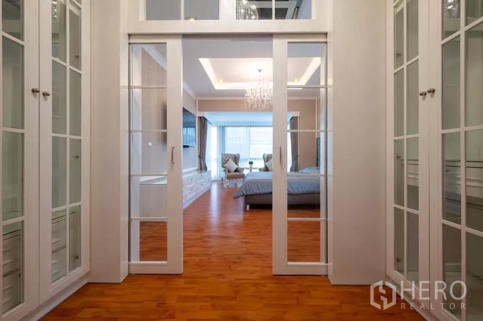 บ้าน ให้เช่าในPrawet, Bangkok - โถงวอล์กอินคลอเซ็ต ตู้บานกระจกสองฝั่ง เชื่อมสู่ห้องนอน