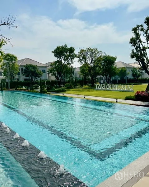 独立式住宅 出租在Bang Phli, Samut Prakan - 长条形泳池，园景环绕，近社区住宅。