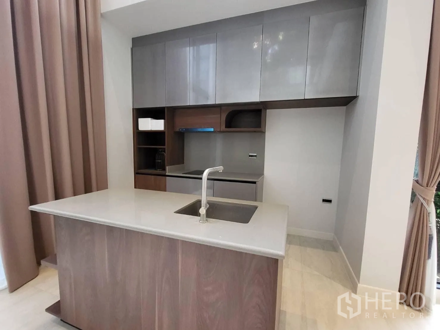 独立式住宅 出租 - 茶水吧带水槽中岛与嵌入式柜体，落地窗帘