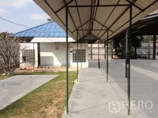 คลังสินค้า ให้เช่าในBan Chang, Rayong - ทางเดินมีหลังคาคลุมเชื่อมสู่อาคารอเนกประสงค์ข้างลานคอนกรีตและสนามหญ้า