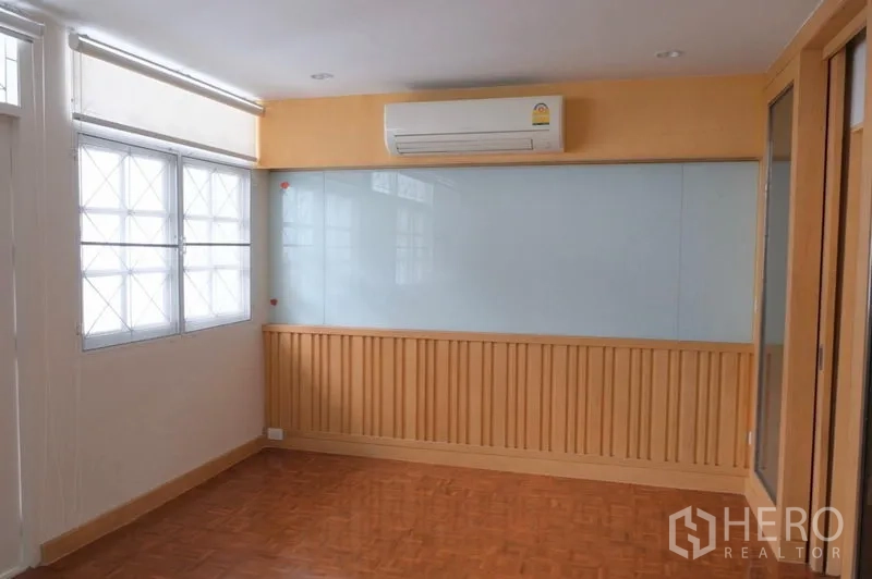 ทาวน์เฮาส์ ให้เช่าในKhlong Toei, Bangkok - ห้องติดแอร์พร้อมหน้าต่างและผนังไวท์บอร์ดใช้งานได้จริง