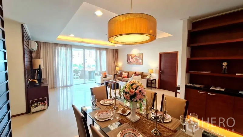 อพาร์ทเมนท์ ให้เช่าในKhlong Toei, Bangkok - พื้นที่นั่งเล่นและรับประทานอาหารแบบโอเพ่น พร้อมโคมไฟแขวนและชั้นบิลท์อิน เชื่อมระเบียง