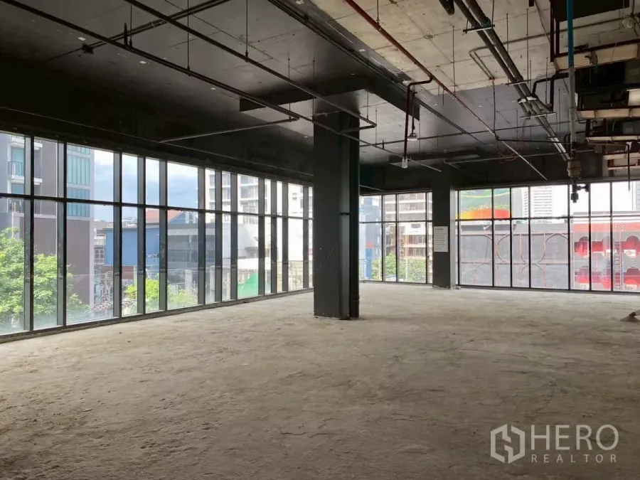 พื้นที่ขายปลีก ให้เช่า - พื้นที่ค้าปลีกชั้น 3 แบบเปลือย มีหน้าต่างกระจกเต็มผนังและวิวเมืองย่านทองหล่อ