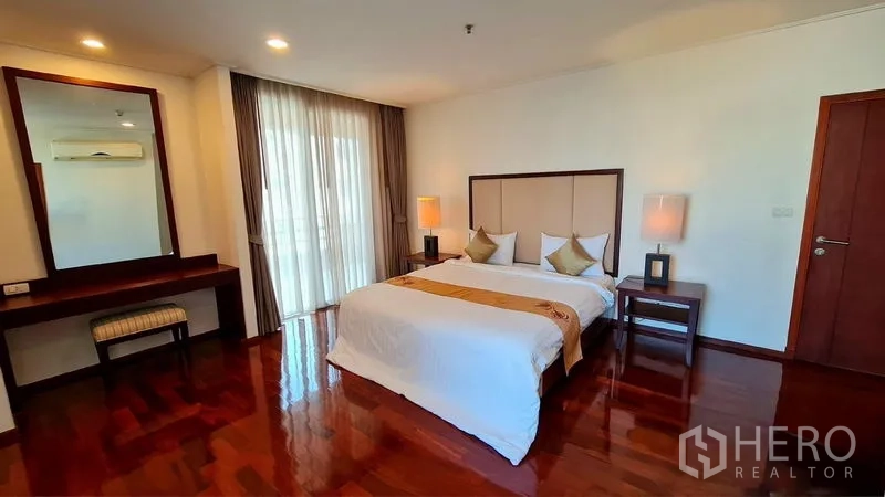 คอนโด ให้เช่าในWatthana, Bangkok - ห้องนอนเตียงคู่ใหญ่ พร้อมโต๊ะเครื่องแป้ง พื้นไม้ และทางออกสู่ระเบียง