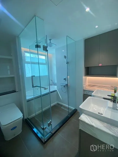 อพาร์ทเมนท์ ให้เช่าในWatthana, Bangkok - ห้องน้ำสไตล์โมเดิร์น ตู้กระจกอาบน้ำแบบเรนชาวเวอร์ อ่างล้างหน้าคู่ ตู้ไฟส่องสว่าง และหน้าต่างรับแสง