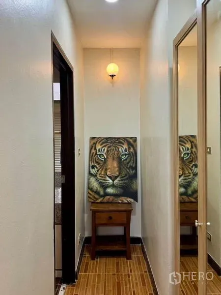 公寓 出租或出售 - 狭长走廊，壁灯、镜面衣柜与小边几一应俱全。