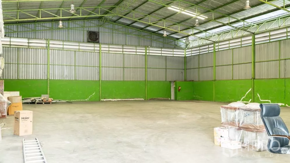 คลังสินค้า ให้เช่าในThanyaburi, Pathum Thani - โซนโกดังโล่ง พื้นคอนกรีตเรียบ หลังคาโครงเหล็ก และพัดลมระบายอากาศติดผนัง